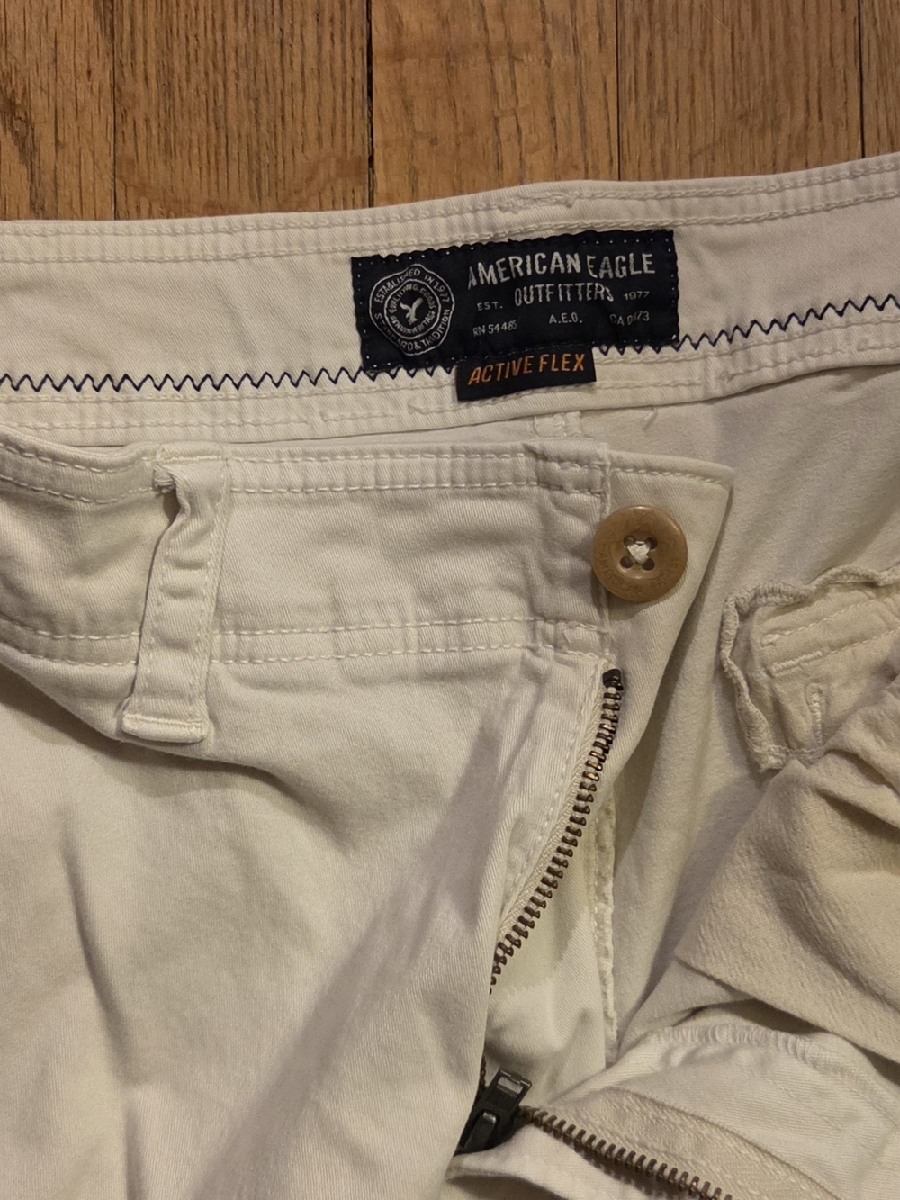 American Eagle Outfitters Men's White Cargo Shorts - Picture 3 of 3